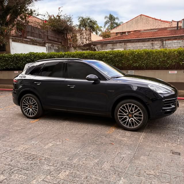 PORSCHE CAYENNE E-HYBRID PLATINUM EDITION - Imagem 4