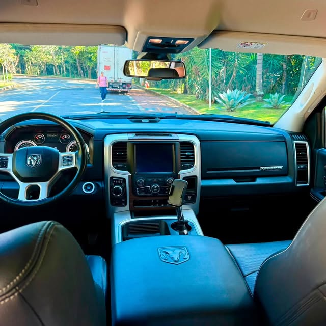 RAM CLASSIC LARAMIE - Imagem 10