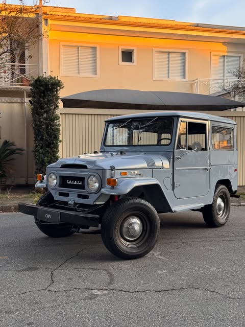 TOYOTA LAND CRUISER FJ40 - Imagem 1
