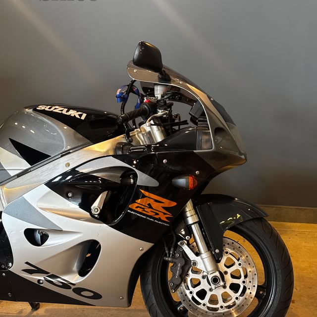 SUZUKI GSX-R 750 - Imagem 11