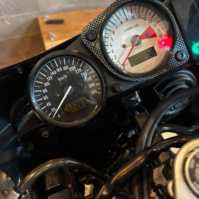 SUZUKI GSX-R 750 - Imagem 3