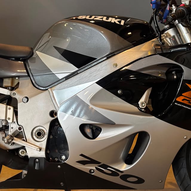 SUZUKI GSX-R 750 - Imagem 10