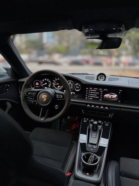 PORSCHE 911 CARRERA 4 GTS - Imagem 7