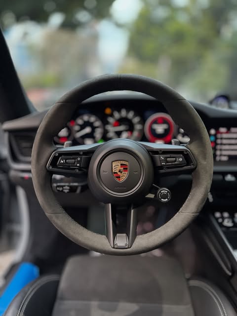 PORSCHE 911 CARRERA 4 GTS - Imagem 8