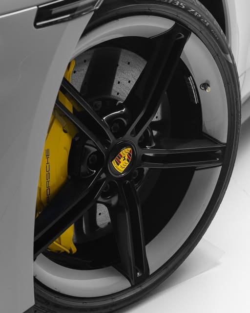 PORSCHE TAYCAN TURBO S - Imagem 7