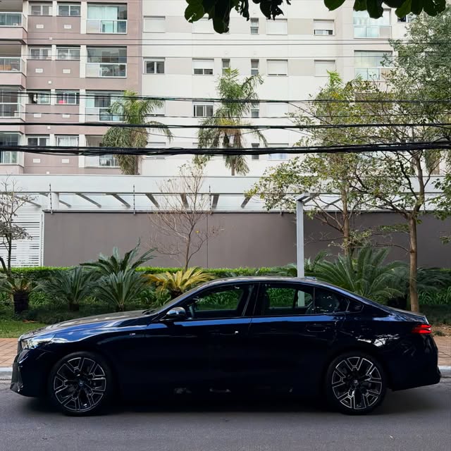 BMW 530E M SPORT - Imagem 11