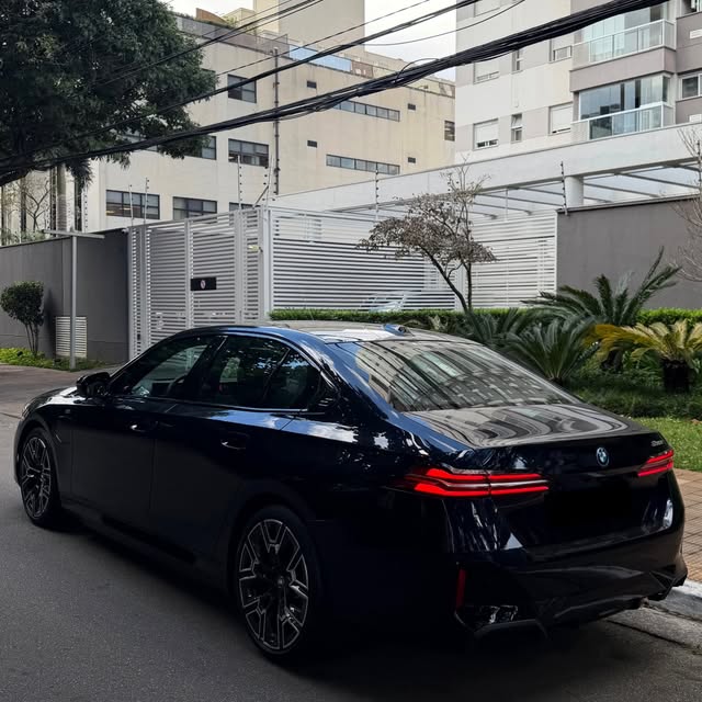 BMW 530E M SPORT - Imagem 13