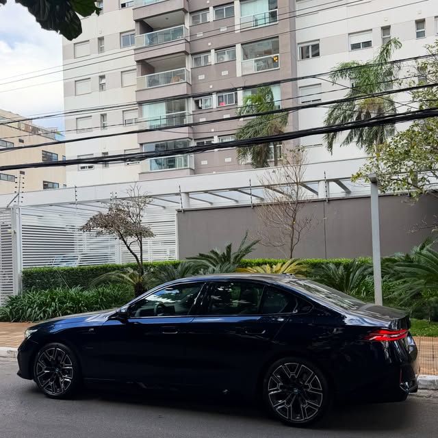 BMW 530E M SPORT - Imagem 5