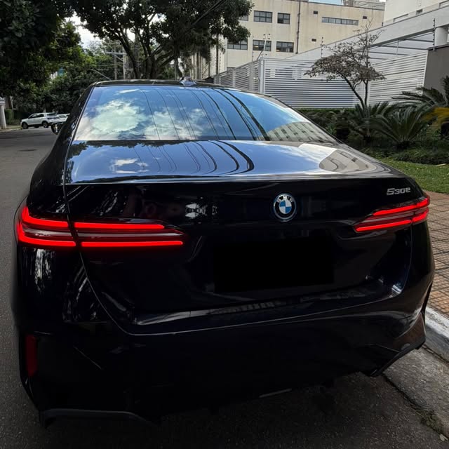 BMW 530E M SPORT - Imagem 9