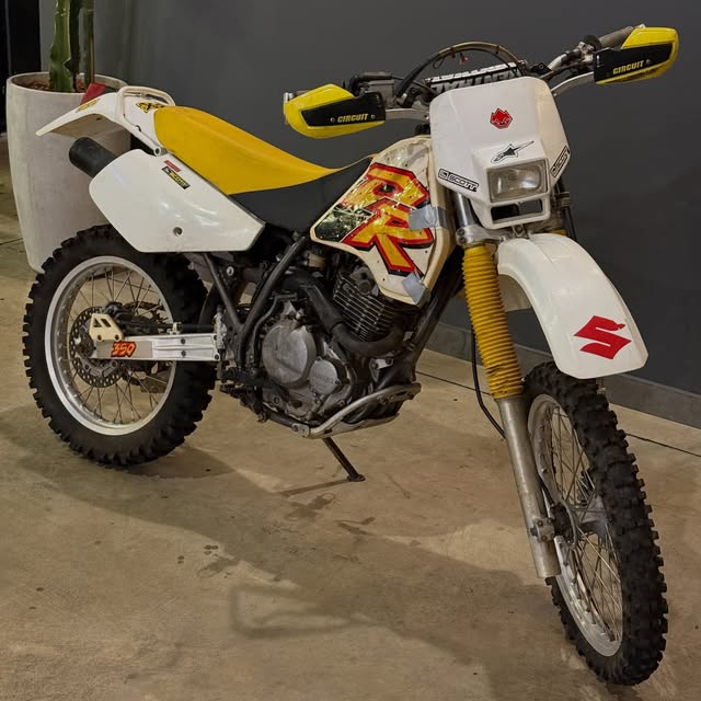 SUZUKI DR 350 - Imagem 9
