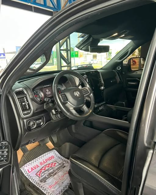 RAM 2500 LARAMIE NIGHT EDITION - Imagem 4