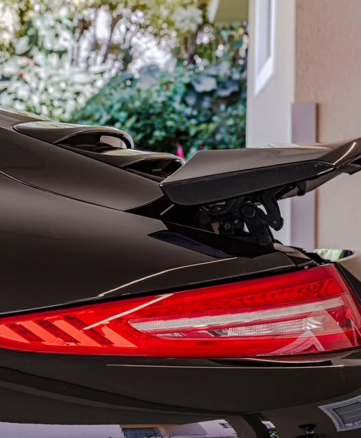 PORSCHE 911 CARRERA BLACK EDITION - Imagem 17