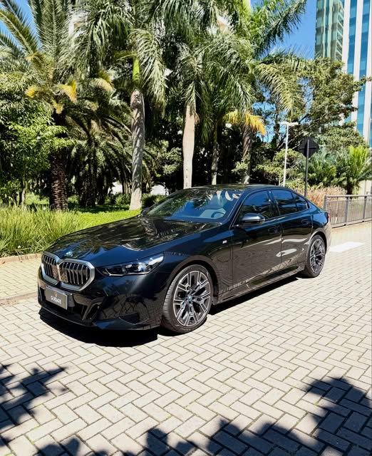 BMW 530E MSPORT - Imagem 1