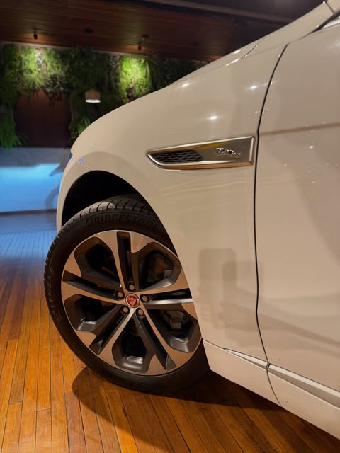 JAGUAR F-PACE SE P400E R-DYNAMIC - Imagem 16