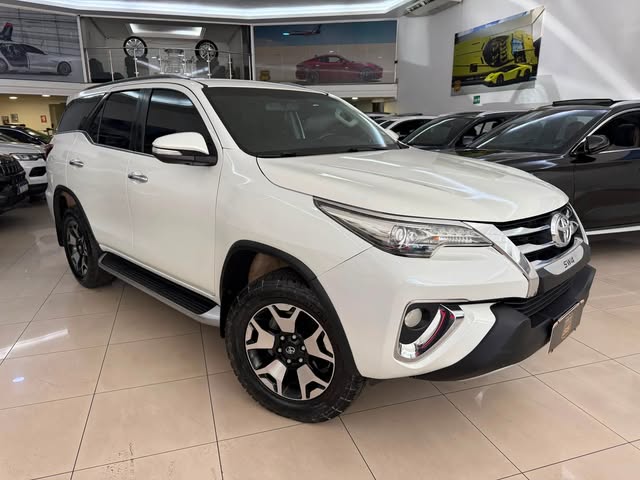 TOYOTA HILUX SRX 2.8 TURBO DIESEL 4X4 AUTOMÁTICO - Imagem 1