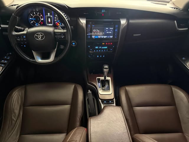TOYOTA HILUX SRX 2.8 TURBO DIESEL 4X4 AUTOMÁTICO - Imagem 8