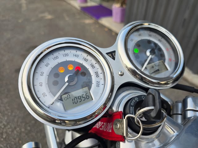 TRIUMPH THRUXTON 1200 R - Imagem 10