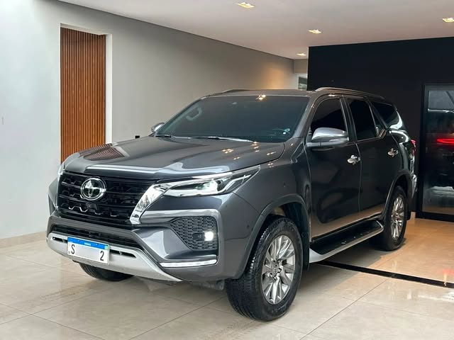 TOYOTA HILUX SRX 2.8 TURBO DIESEL 4X4 AUTOMÁTICO - Imagem 3