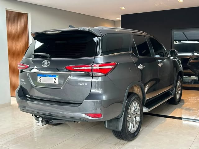 TOYOTA HILUX SRX 2.8 TURBO DIESEL 4X4 AUTOMÁTICO - Imagem 5