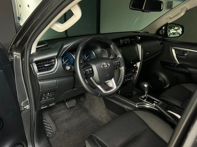TOYOTA HILUX SRX 2.8 TURBO DIESEL 4X4 AUTOMÁTICO - Imagem 6