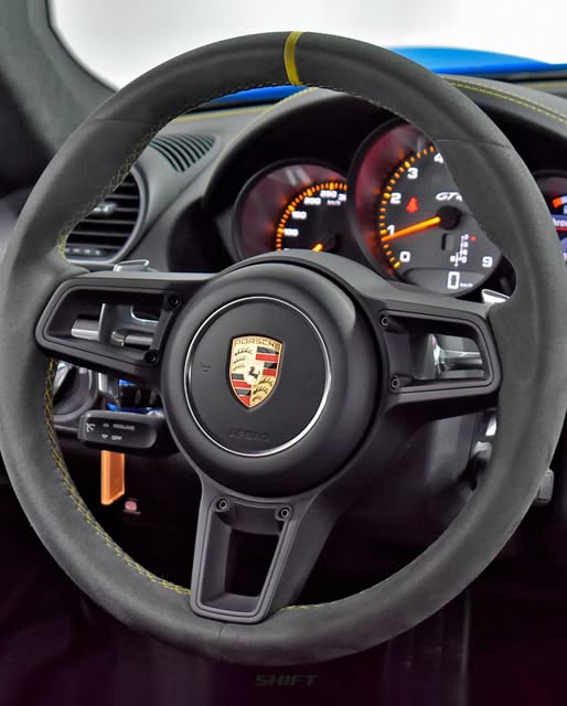 PORSCHE 718 CAYMAN GT4 - Imagem 8