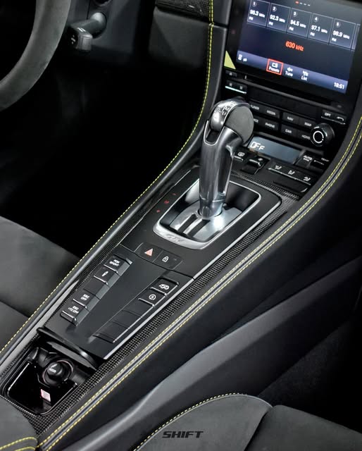 PORSCHE 718 CAYMAN GT4 - Imagem 9