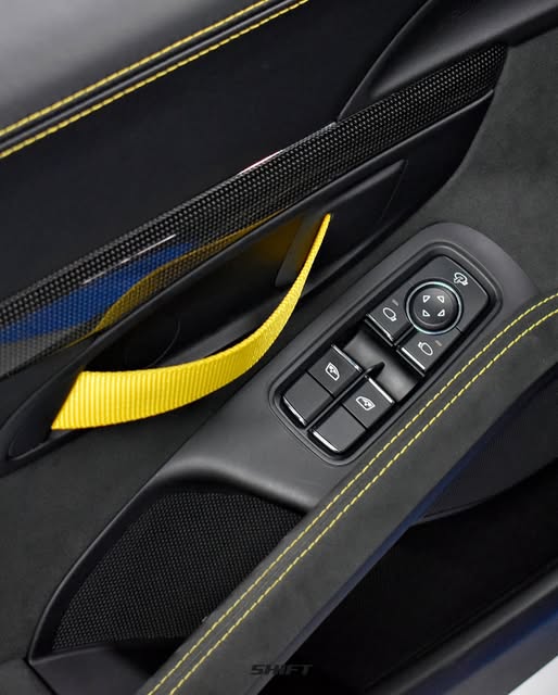PORSCHE 718 CAYMAN GT4 - Imagem 10