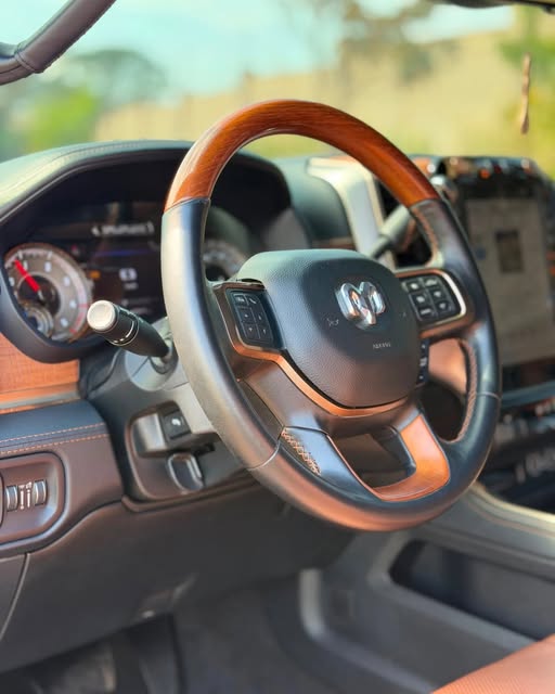 RAM 3500 LONGHORN LIMITED - Imagem 7