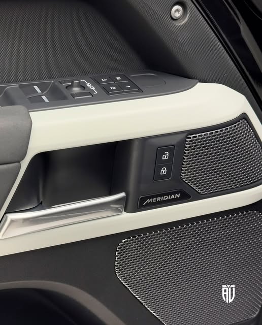 LAND ROVER DEFENDER D300 SE X-DYNAMIC - Imagem 11