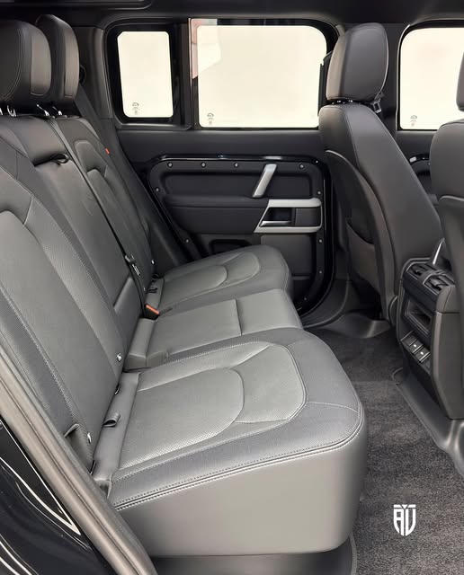 LAND ROVER DEFENDER D300 SE X-DYNAMIC - Imagem 14