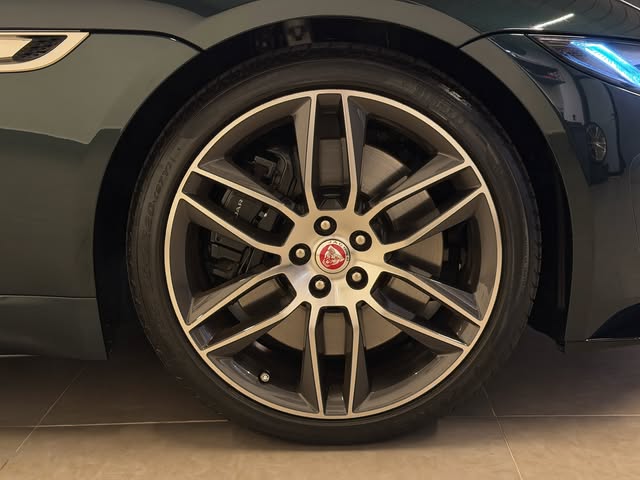 JAGUAR F-TYPE P300 R-DYNAMIC - Imagem 14