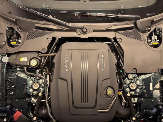 JAGUAR F-TYPE P300 R-DYNAMIC - Imagem 15