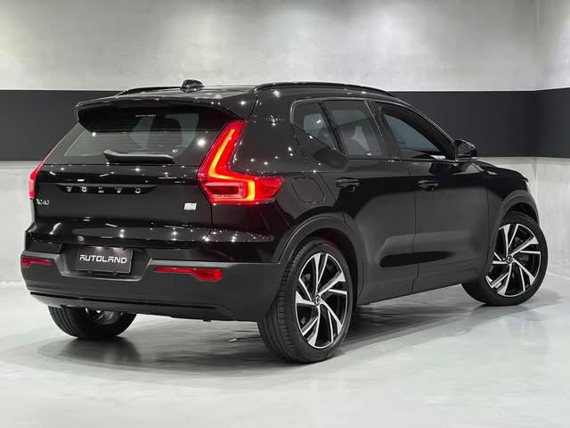 VOLVO XC40 RECHARGE R-DESING - Imagem 4