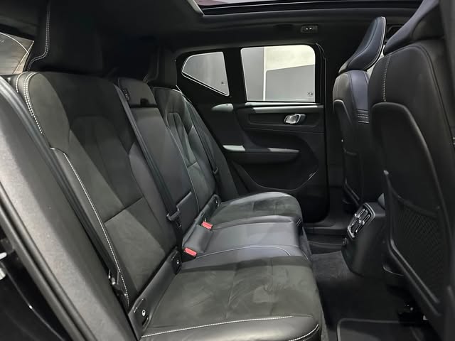 VOLVO XC40 RECHARGE R-DESING - Imagem 8