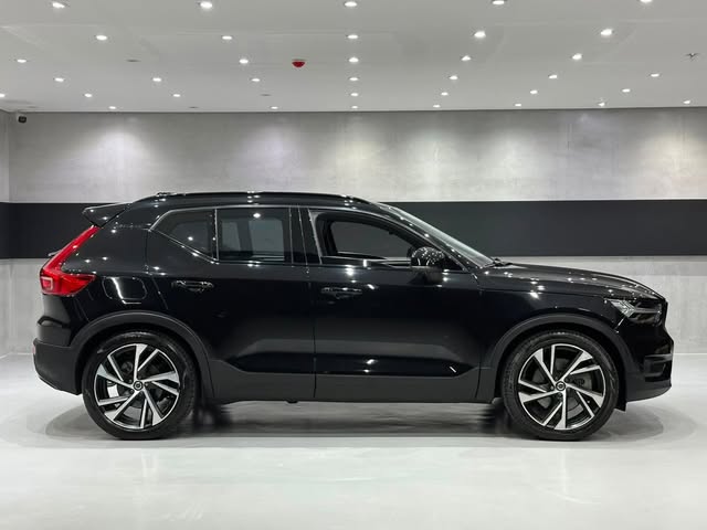 VOLVO XC40 RECHARGE R-DESING - Imagem 10