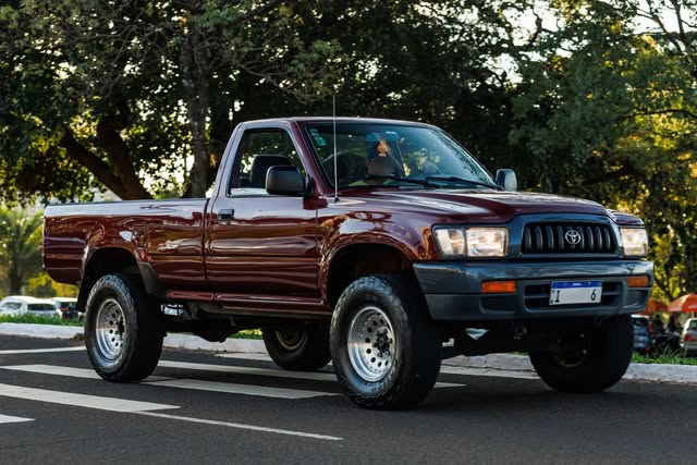 TOYOTA HILUX DX - Imagem 1