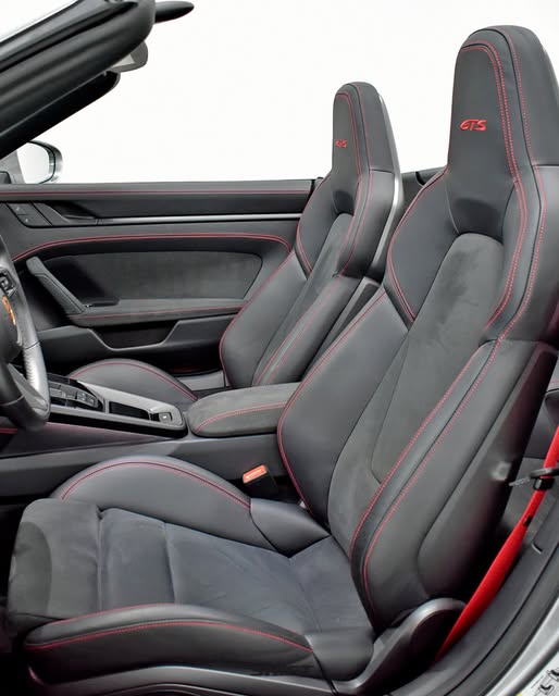 PORSCHE 911 CARRERA 4 GTS - Imagem 6
