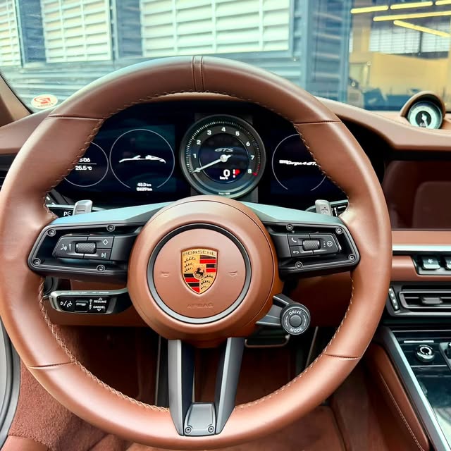 PORSCHE 911 TARGA 4 GTS - Imagem 2