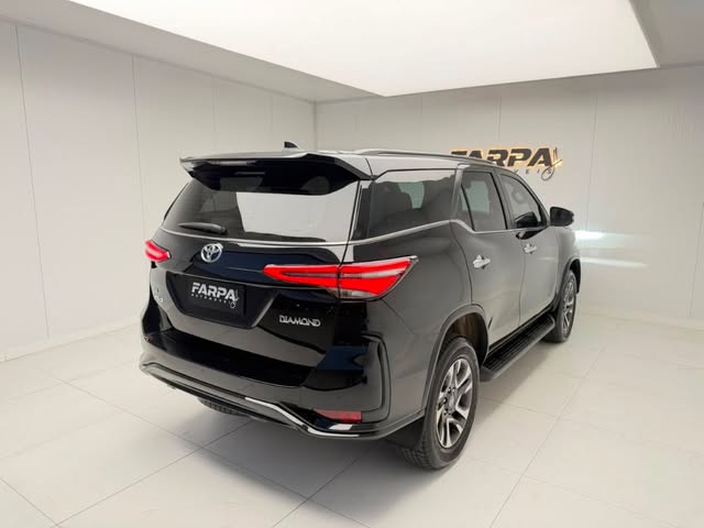 TOYOTA HILUX SW4 DIAMOND 2.8 TB 4X4 DIE. AUT. - Imagem 4