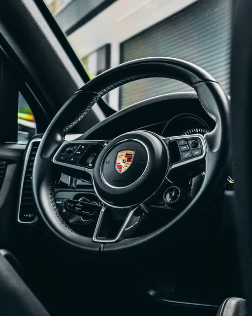 PORSCHE CAYENNE COUPÉ E-HYBRID PLATINUM EDITION - Imagem 4