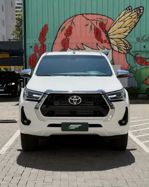TOYOTA HILUX SRX 50TH ANNIVERSARY - Imagem 2