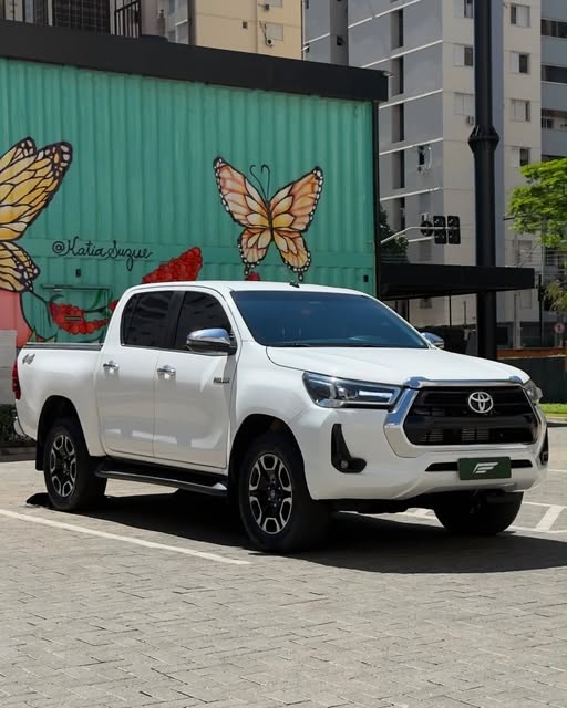 TOYOTA HILUX SRX 50TH ANNIVERSARY - Imagem 3