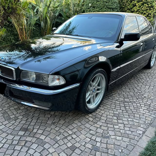 BMW 750I - Imagem 2