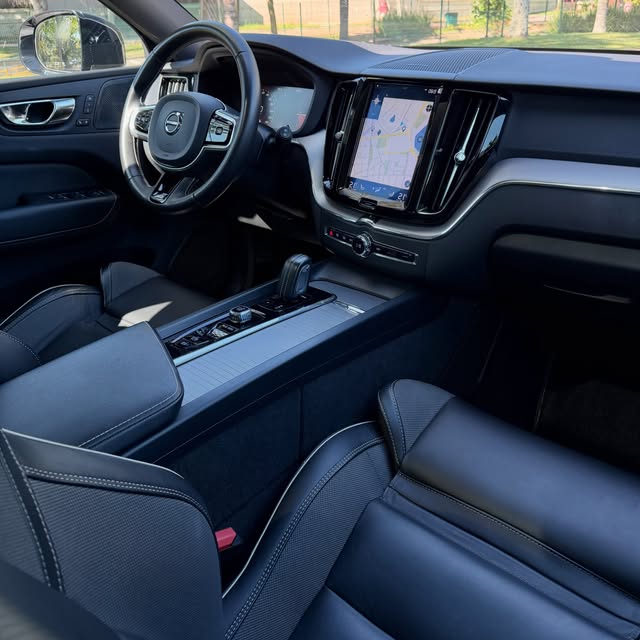 VOLVO XC60 T8 R-DESIGN HYBRID - Imagem 7