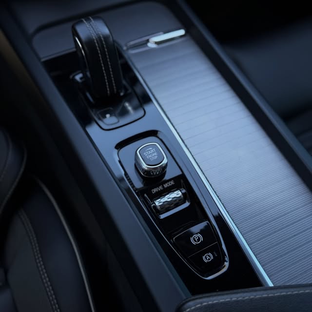 VOLVO XC60 T8 R-DESIGN HYBRID - Imagem 8