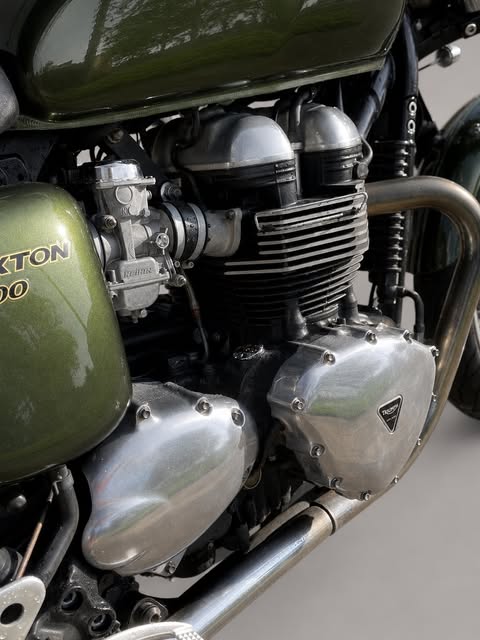TRIUMPH THRUXTON 900 - Imagem 4