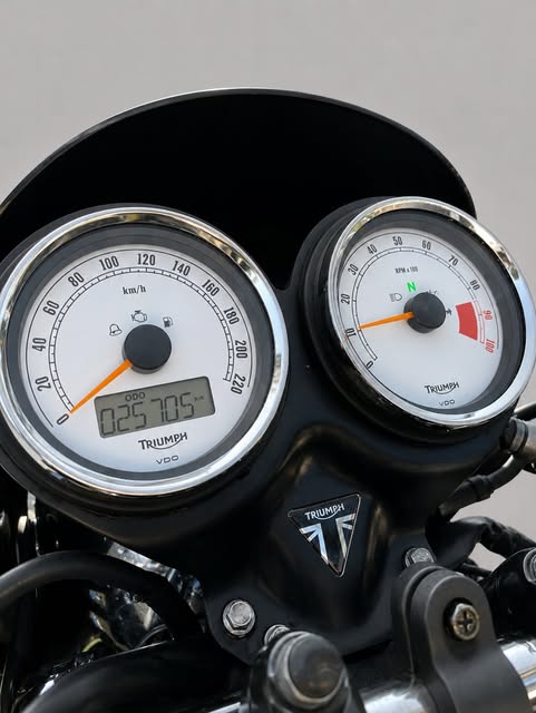 TRIUMPH THRUXTON 900 - Imagem 7