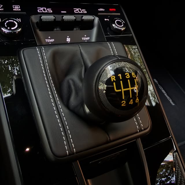 PORSCHE 911 GT3 TOURING - Imagem 2