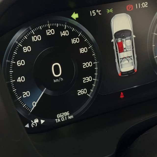 VOLVO XC60 MOMENTUM - Imagem 8