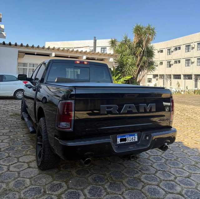 RAM CLASSIC LARAMIE NIGHT EDITION - Imagem 3